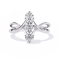 Elegante anillo de diamantes cultivados en laboratorio de tres piedras