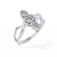 Elegante anillo de diamantes cultivados en laboratorio de tres piedras