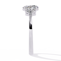 Anillo atemporal de diamantes cultivados en laboratorio de talla ovalada con detalles marquesa