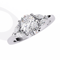 Anillo atemporal de diamantes cultivados en laboratorio de talla ovalada con detalles marquesa