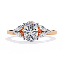 Anillo atemporal de diamantes cultivados en laboratorio de talla ovalada con detalles marquesa