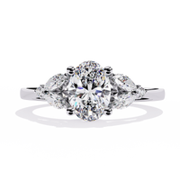 Anillo atemporal de diamantes cultivados en laboratorio de talla ovalada con detalles marquesa
