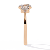 Anillo atemporal de diamantes cultivados en laboratorio de talla ovalada con detalles marquesa