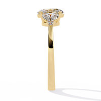 Anillo atemporal de diamantes cultivados en laboratorio de talla ovalada con detalles marquesa