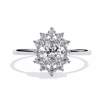 Anillo de diamantes cultivados en laboratorio con halo ovalado de inspiración vintage