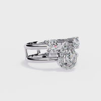 Elegante anillo de diamantes cultivados en laboratorio con forma de pera y tres piedras