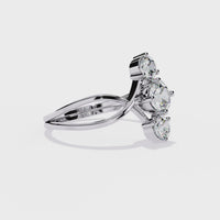 Elegante anillo de diamantes cultivados en laboratorio de tres piedras