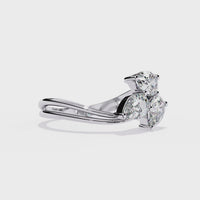 Elegante anillo de diamantes cultivados en laboratorio con forma de pera y tres piedras
