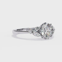 Anillo atemporal de diamantes cultivados en laboratorio de talla ovalada con detalles marquesa